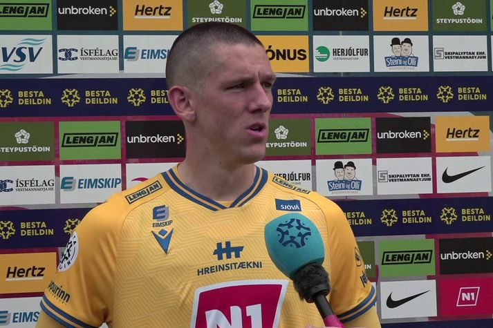 Hans Viktor vill meina að hann hafi tekið boltann.