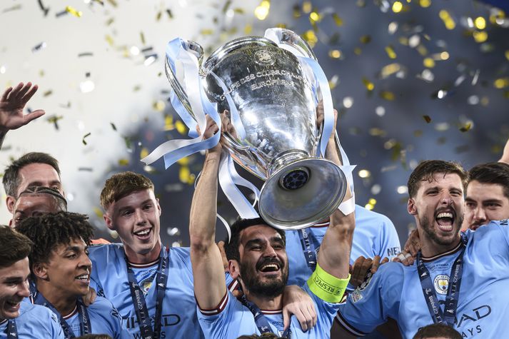 Ilkay Gundogan lyftir hér Meistaradeildarbikarnum í vor.