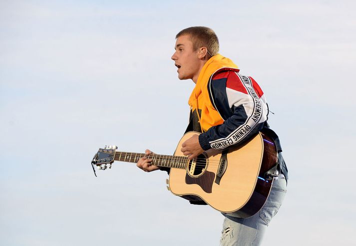 Justin Bieber spilaði á tónleikum til styrktar fórnarlamba hryðjuverkaárásarinnar í Manchester sem framin voru í maí síðastliðnum.