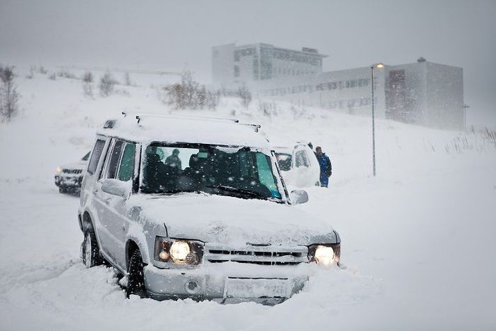 Miklum snjó þurfti að ryðja af götum bæjarins. Einnig þurfti að flytja mikið af snjó af götum á staði sem gátu tekið við magninu, svo sem í árfarveg Glerár og út í sjó.