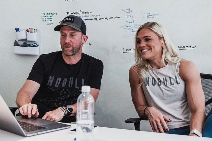 Katrín Tanja Davíðsdóttir á fundi með No Bull þar sem hún fékk að leggja línurnar við hönnun sinnar vörulínu.