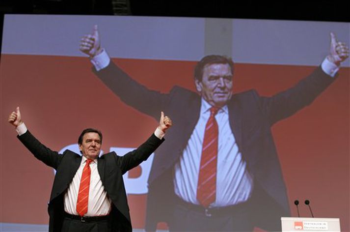 Schröder á fundi jafnarðarmanna í dag.
