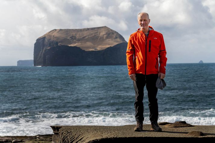 Magnús Bragason Eyjamaður, útivistamaður, hlaupari og fyrrum eigandi hótels Vestmannaeyja greindist með Parkinson árið 2014. Þegar hann greindist, var hann viss um að læknirinn væri að fara að segja honum að slaka á stressi og vinnu. Sjokkið var mikið og lengi vel hefur Magnús ekki viljað ræða sjúkdóminn né hvernig það er að lifa með Parkinson. Í dag gefur hann lesendum hins vegar mörg góð ráð sem hafa nýst honum vel. Til dæmis að lifa í núvitund, hugsa vel um sjálfan sig og leggja áherslu á gleðina og húmorinn.