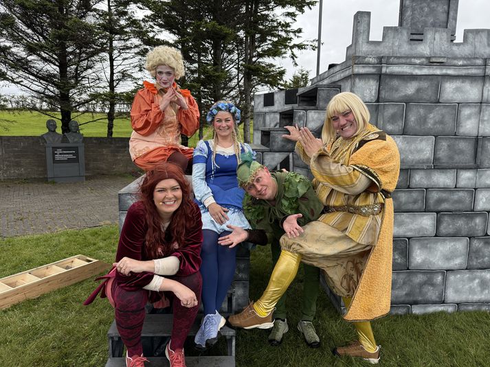 Anna Bergljót lék Þöll í Hróa hetti í sumar. Hún er hér í rauðu lengst til vinstri. Með henni á myndinni eru Andrea Ösp Karlsdóttir, Rósa Ásgeirsdóttir, Sigsteinn Sigurbergsson og Stefán Benedikt Vilhelmsson.