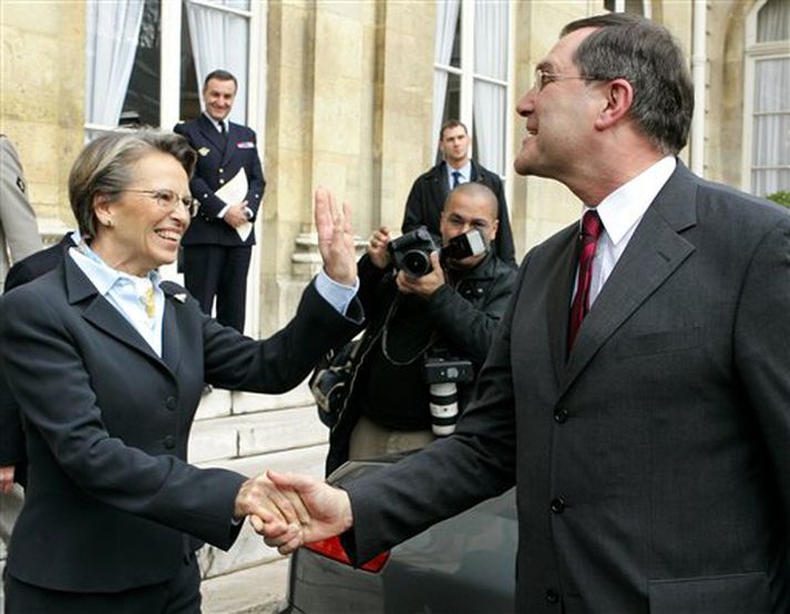 Michele Alliot-Marie  tekur í hönd Franz Josef Jung við upphaf fundar þeirra í París.