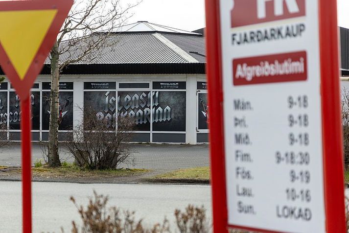 Fólkið kynntist á Íslenska rokkbarnum þaðan sem því var vísað út. Átök brutust út handan götunnar, á mannlausu bílastæðinu við Fjarðarkaup.