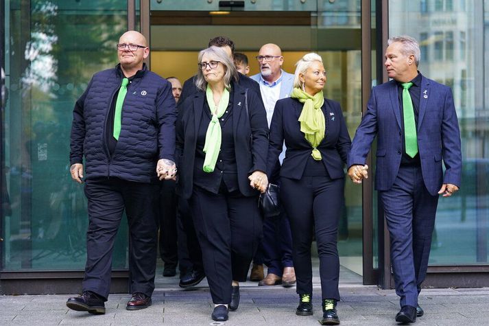 Foreldrar Harry Dunn ganga úr réttarsal í London í síðasta mánuði. Frá vinstri: faðir hans Tim Dunn, stjúpmóðir Tracey Dunn, móðir Charlotte Charles og stjúpfaðir Bruce Charles.