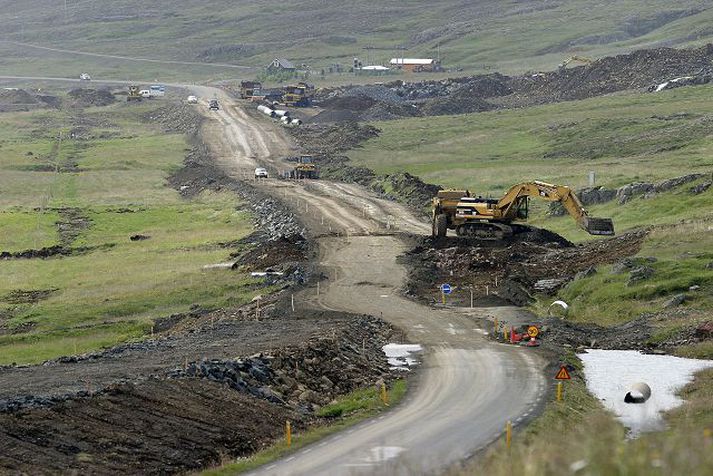 Vegagerðarmenn segja að minna viðhald muni strax koma grimmilega niður á öllum þeim vegum sem ekki hafa verið klæddir bundnu slitlagi.fréttablaðið/gva