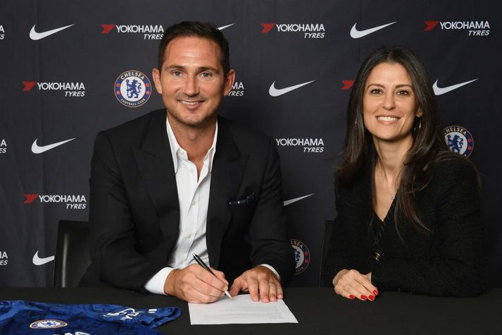 Frank Lampard skrifar undir samninginn við Chelsea.