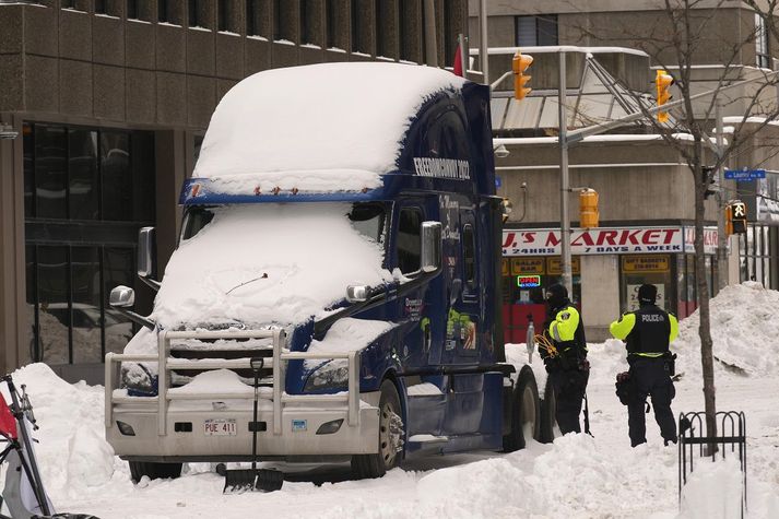 Lögregluþjónar skoða einn síðasta bílinn úr „Friðarbílalestinni“ svokölluðu í Ottawa.