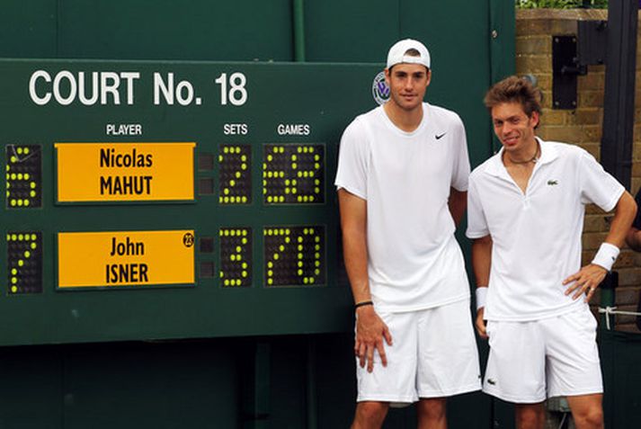 John Isner, til vinstri, og Nicolas Mahut eftir lengstu tennisviðureign sögunnar.
