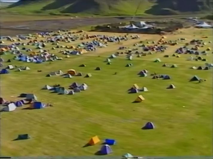 Horft yfir útihátíðarsvæðið á Kirkjubæjarklaustri. Myndin er skjáskot úr heimildarmynd um Uxa sem sýnd var í tveimur hlutum á RÚV árið 1995.