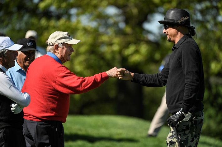 Klesstu hann, félagi. Nicklaus er hér ungur í anda með rokkaranum á golfvellinum.