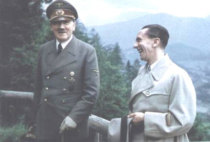 Goebbels ásamt foringja sínum Adolf Hitler.