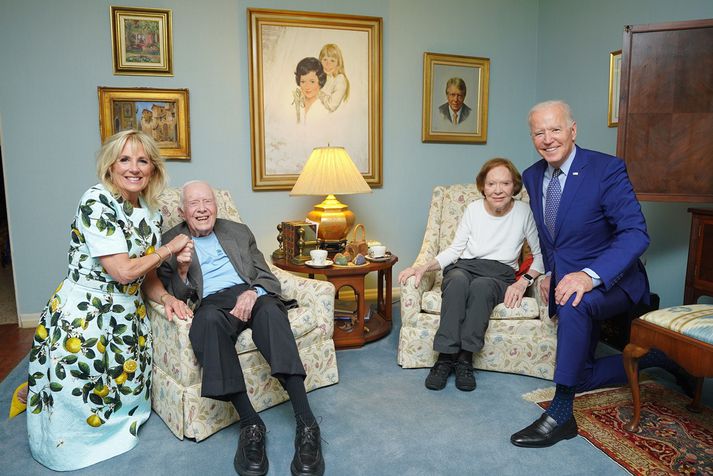 Myndin sem vakti kátínu og furðu netverja, frá vinstri: Jill Biden, Jimmy Carter, Rosalynn Carter og Joe Biden.