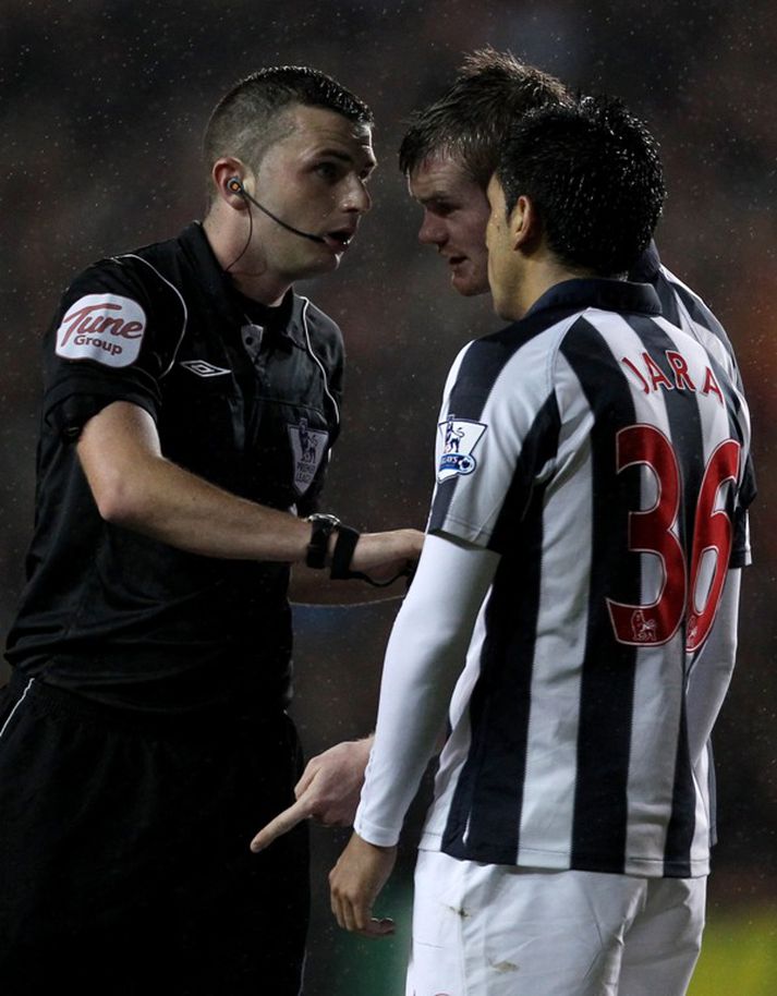 Michael Oliver er hér að reka Jara af velli.