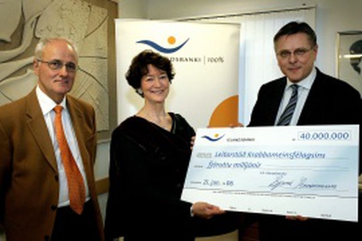 f.v. Kristján Sigurðsson, yfirlæknir, Guðrún Agnarsdóttir, forstjóri Krabbameinsfélagsins, og Einar Sveinsson, stjórnarformaður Íslandsbanka.