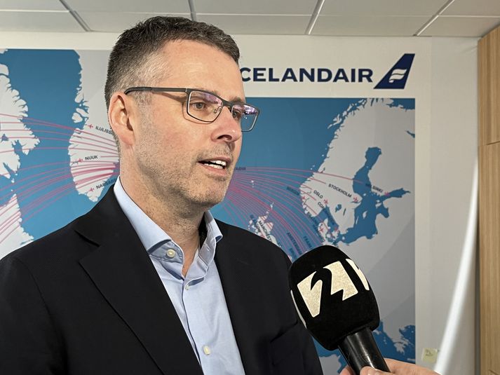 Ívar S. Kristinsson, framkvæmdastjóri fjármálasviðs Icelandair segir ákvörðunina ekki vera tekna með pólitík eða muninn á viðskiptaumhverfi Evrópu og Bandaríkjanna í huga.