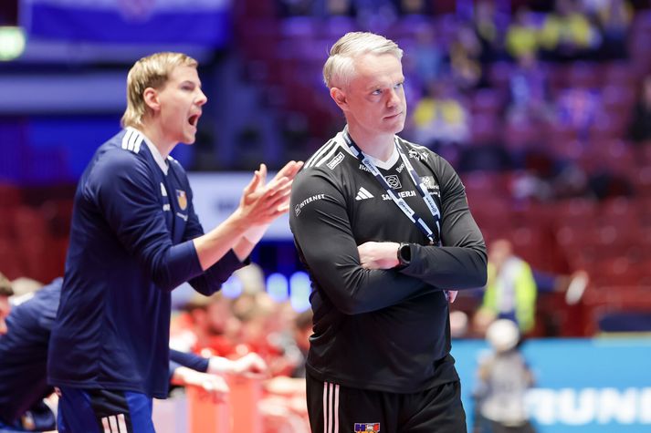 Snorri Steinn, landsliðsþjálfari Íslands á hliðarlínunni í leik dagsins