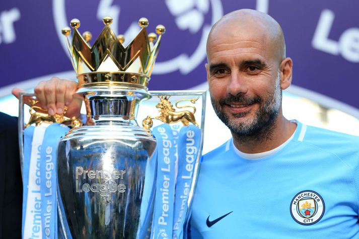 Pep Guardiola með Englandsmeistarabikarinn.