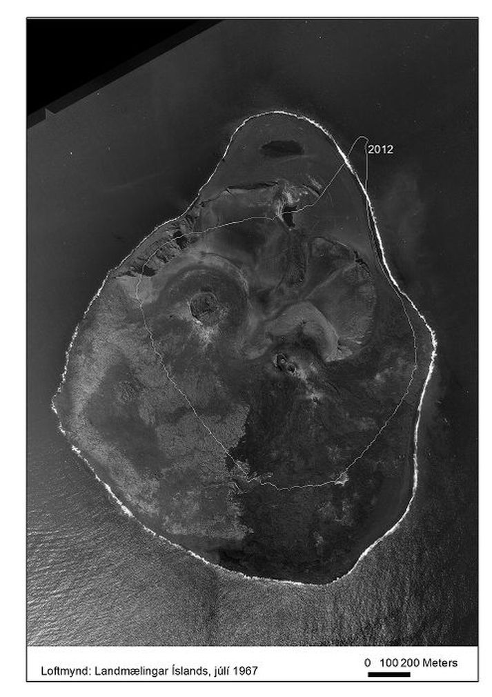 Surtsey hefur minnkað um helming síðan þessi mynd var tekin árið 1967. Útlínur eyjarinnar eins og hún er nú má sjá á myndinni.