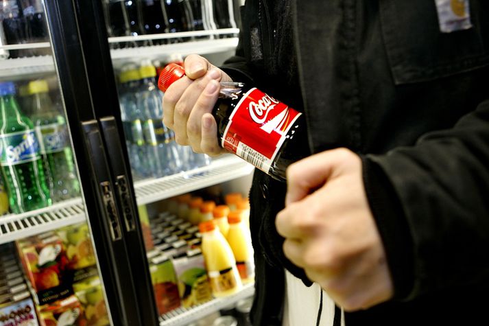 Fólki hnuplaði smávörum úr matvörubúð.