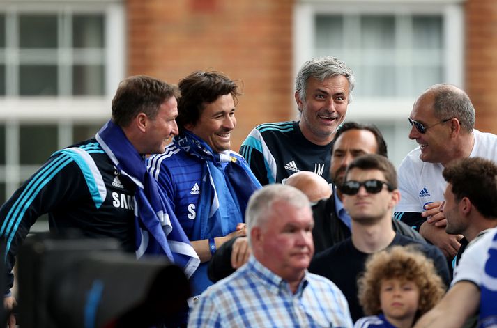 Jose Mourinho fagnar hér Englandsmeistaratitli Chelsea þegar liðið keyrði um hverfið.