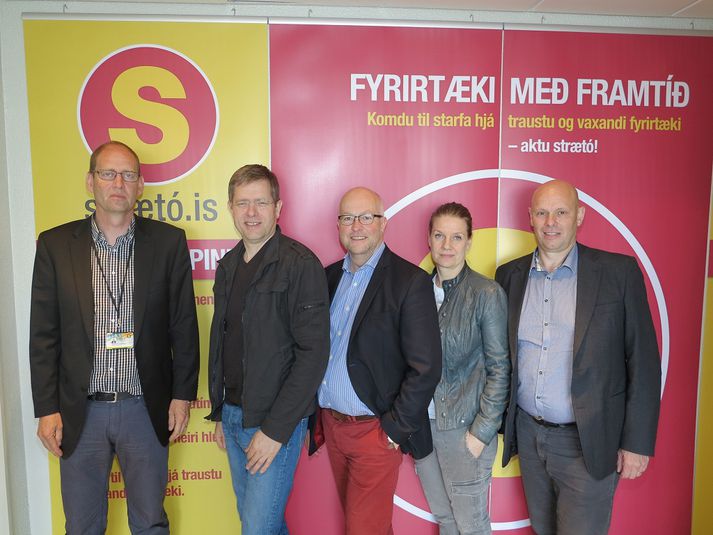 Jóhannes Svavar Rúnarsson, sviðsstjóri rekstrarsviðs Strætó, Hafliði R. Jónsson, hjá VSÓ, Reynir Jónsson, framkvæmdastjóri Strætó, Ástríður Þórðardóttir fjármálastjóri Strætó og Heiðar Sveinsson, framkvæmdastjóri BL.