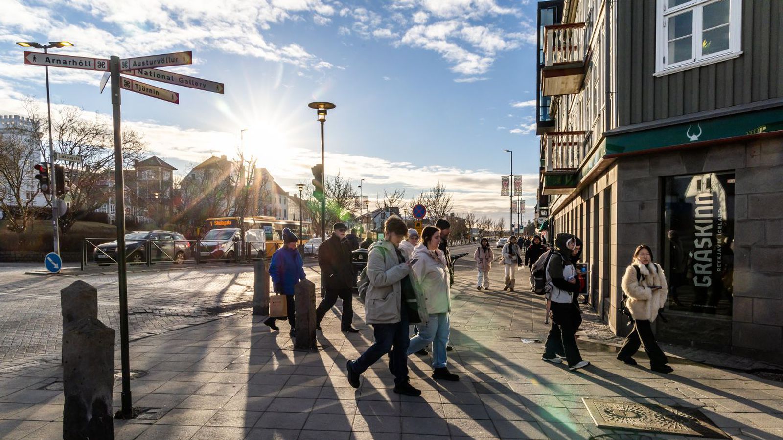 Skýjað með köflum en styttir svo upp