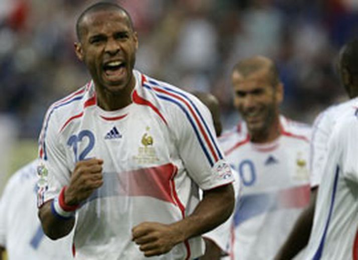 Thierry Henry fagnar marki sínu, Zidane er líka glaður