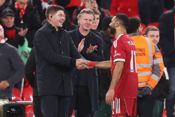 Steven Gerrard tekur í höndina á Mohamed Salah á Anfield en þeir eru báðir í hópi bestu leikmannanna í sögu Liverpool.