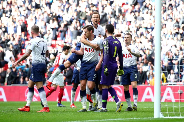 Leikmenn Tottenham fagna Lloris.