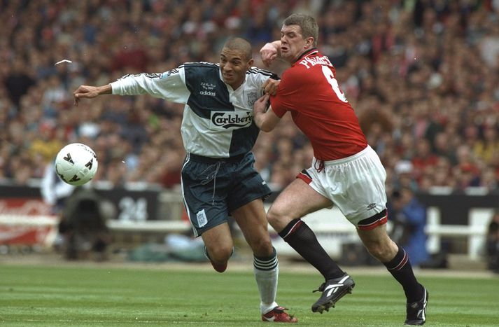 Collymore í baráttunni við Gary Pallister.