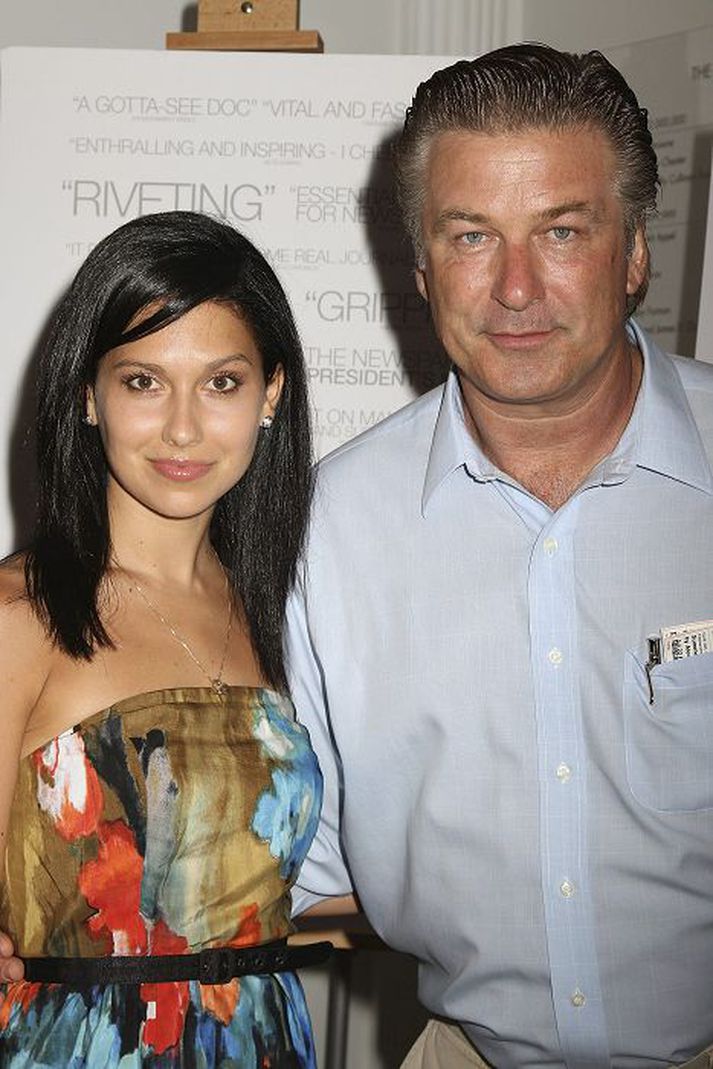 Ástfanginn á leið í pólitík Leikarinn Alec Baldwin stefnir á að bjóða sig fram til borgarstjóra í New York. Hér sést hann með kærustunni, hinni 27 ára gömlu Hilariu Thomas.Nordicphotos/Getty