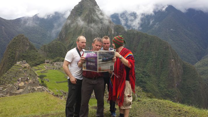 Þetta er líklega í fyrsta sinn sem Fréttablaðið er lesið af fjórum feðgum í Machu Picchu í Perú 