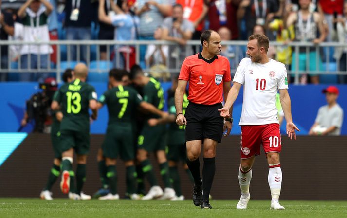 Christian Eriksen talar máli Dana við spænska dómarann.