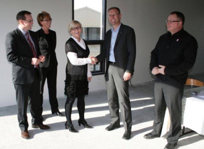 Frá vinstri:  Páll Björgvin Guðmundsson útibússtóri Íslandsbanka á Austurlandi, Una Steinsdóttir, framkvæmdastjóri viðskiptabankasviðs Íslandsbanka, Birna Einarsdóttir bankastjóri Íslandsbanka, Eiríkur B. Björgvinsson bæjarstjóri Fljótsdalshéraðs, og Guðlaugur Sæbjörnsson fjármálastjóri Fljótsdalshéraðs.