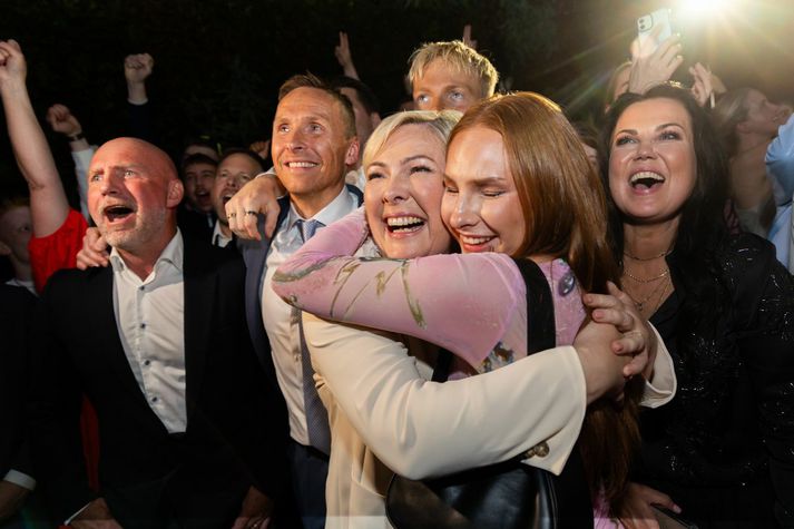 Halla ásamt fjölskyldu sinni og stuðningsfólki á kosningavöku sinni síðustu helgi.