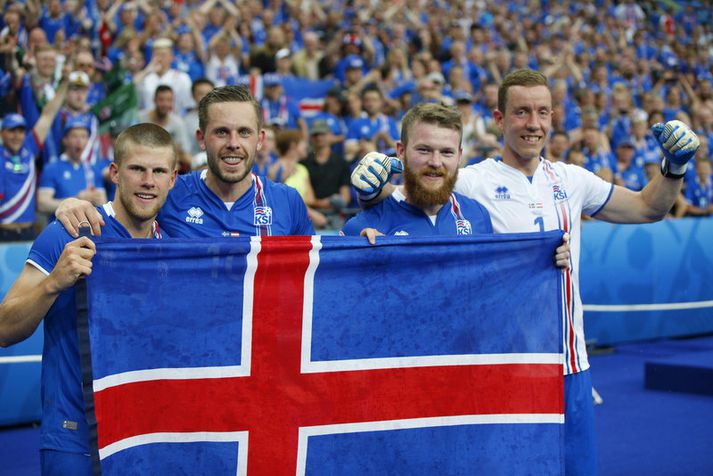 Jóhann Berg Guðmundsson, Gylfi Þór Sigurðsson, Aron Einar Gunnarsson og Hannes Þór Halldórsson með íslenska fánann í leikslok.