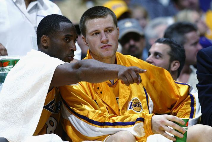 Stanislav Medvedenko fær hér góð ráð frá Kobe Bryant í leik með Los Angeles Lakers.