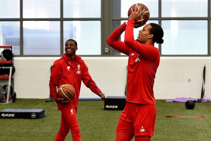 Virgil van Dijk og Georginio Wijnaldum, leikmenn fótboltaliðs Liverpool, að leika sér í körfubolta á æfingu en fótboltinn í Englandi er í annarri stöðu en körfuboltinn þótt báðar greinar verði fyrir miklu tekjutapi.