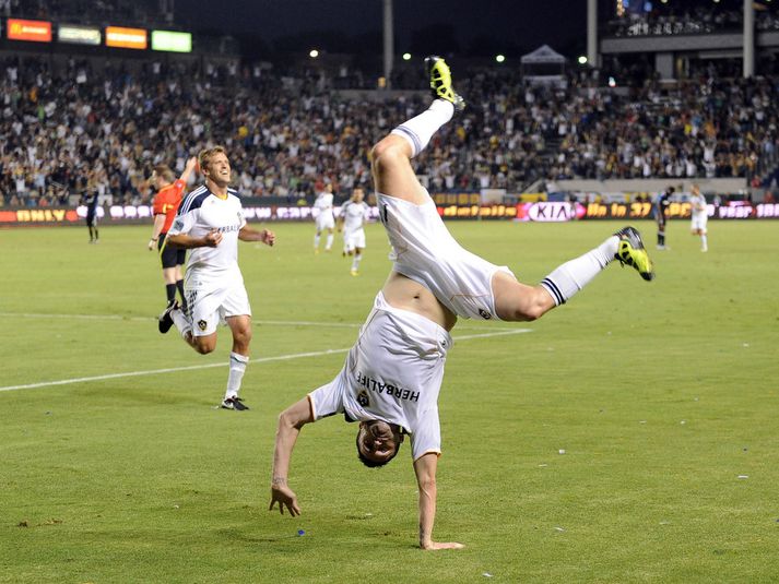 Robbie Keane fagnar hér marki sínu í nótt.
