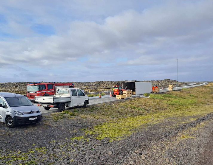 Mynd tekin um hálftíuleytið í dag sýnir að farmur bílsins er enn á Reykjanesbrautinni.