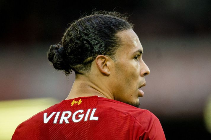 Virgil van Dijk er með Virgil nafnið aftan á Liverpool keppnistreyju sinni.