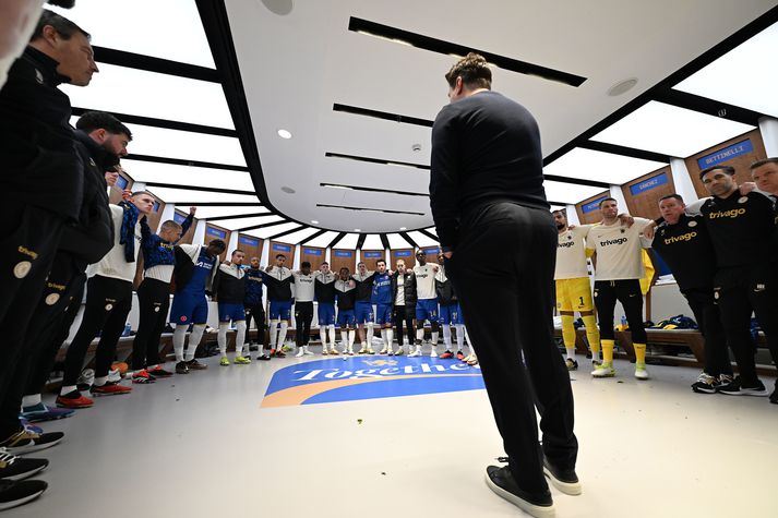 Mauricio Pochettino ræðir við leikmenn sína í klefanum á Wembley.