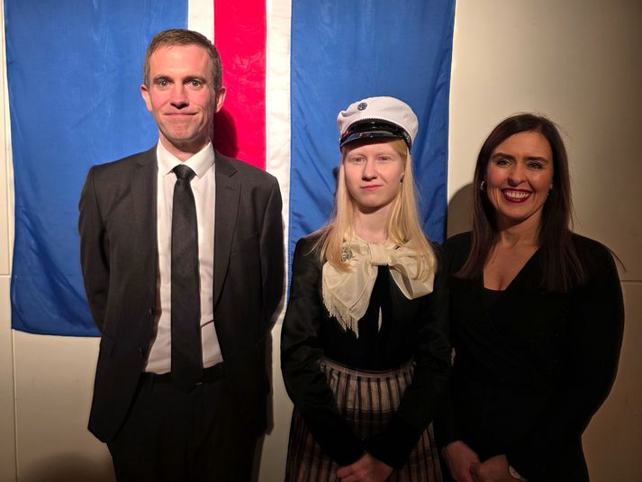 Guðný Ósk, ásamt Sigursveini Sigurðssyni, aðstoðarskólameistara Fjölbrautaskóla Suðurlands og Soffíu Sveinsdóttur, skólameistara.