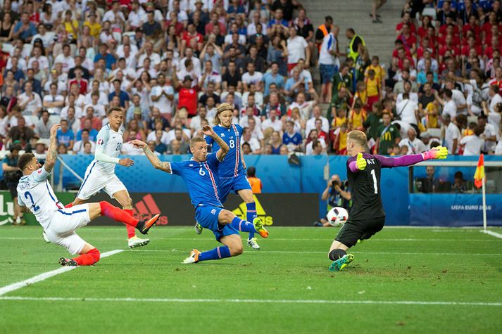 Ragnar Sigurðsson skorar gegn Englandi.