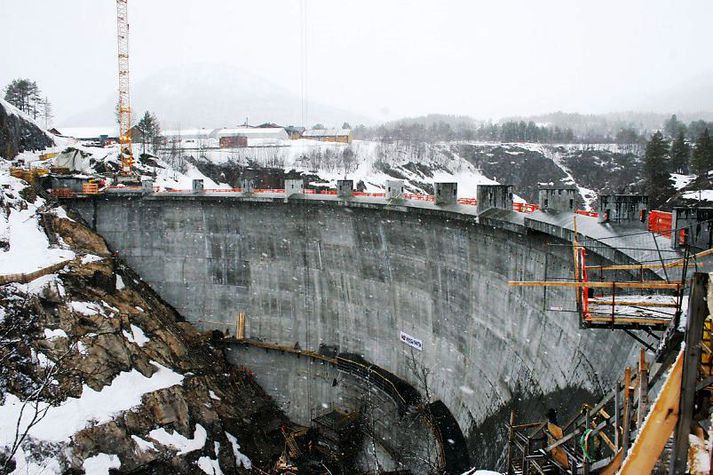 Sarvsfossen-stíflan er 50 metra há og 150 metra löng.