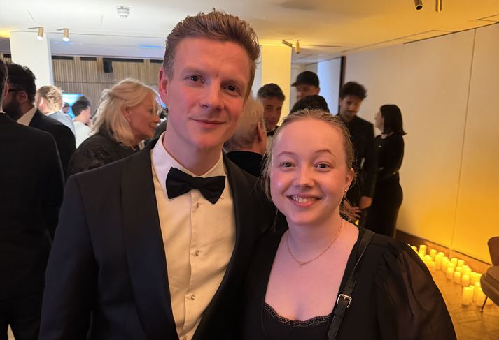 Sól Rós Hlynsdóttir með leikaranum Patrick Gibson, sem leikur James Bond í 007 First Light.