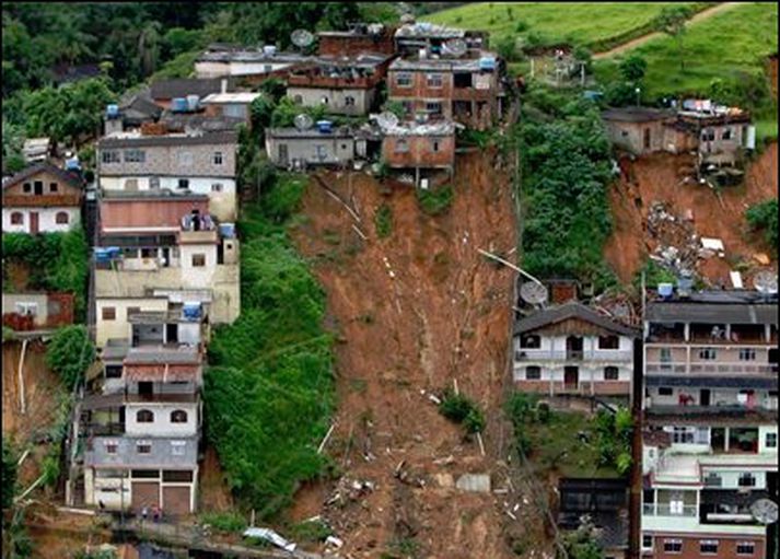 Miklar rigningar, flóð og aurskriður í suðurhluta Brasilíu um helgina.